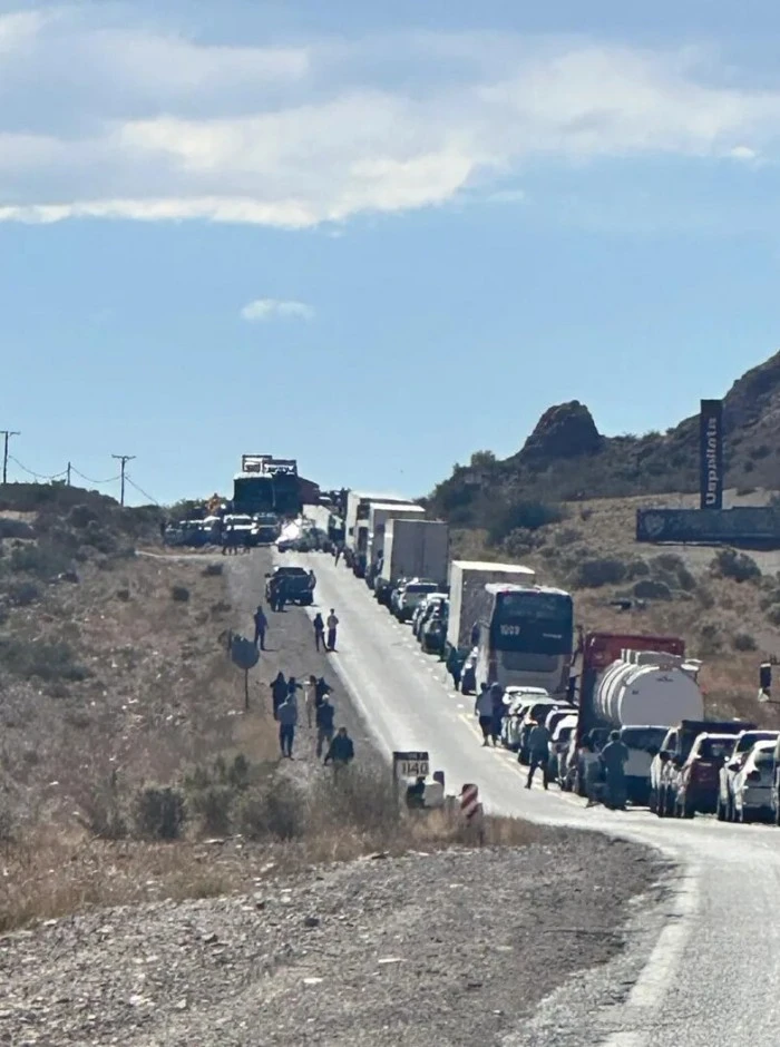 Un violento vuelco en alta montaña dejo heridos y complicó el tránsito en la zona