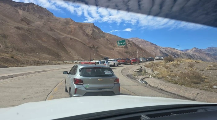 Un violento vuelco en alta montaña dejo heridos y complicó el tránsito en la zona