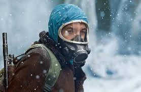 El personaje que viaja a través del tiempo, sumando ayuda para salvar lo posible