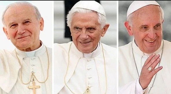 Juan Pablo II (Derecha), Benedicto XVI ( Centro) y Francisco (Izquierda)