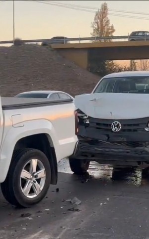 Triple choque provoca caos vehicular en el Acceso Sur 