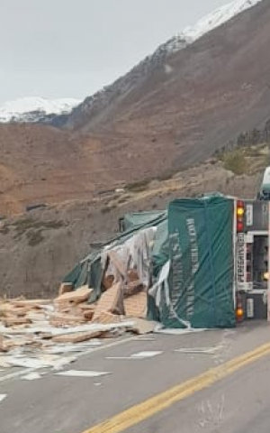 Accidente en alta montaña: un camión volcó sobre la Ruta 7 