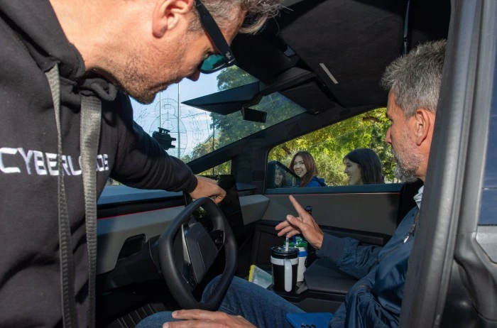 Van por un récord Guinness recorriendo 60 países en un auto eléctrico