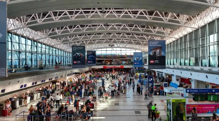 En abril hubo más argentinos que salieron del país que extranjeros que llegaron