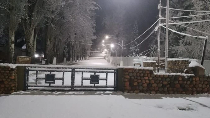 En fotos: la nieve sorprendió a familias mendocinas en el Valle de Uco y Potrerillos