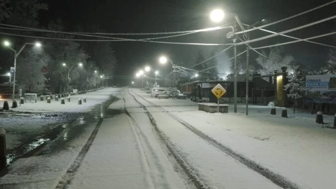 En fotos: la nieve sorprendió a familias mendocinas en el Valle de Uco y Potrerillos