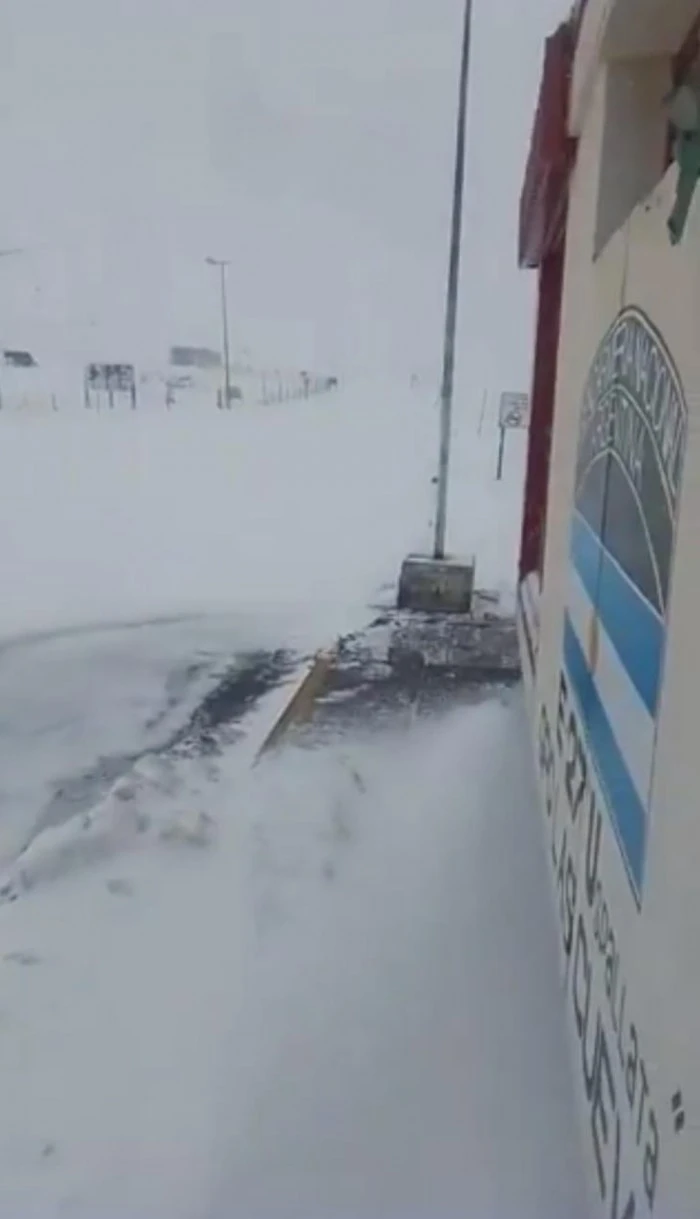 En fotos: la nieve sorprendió a familias mendocinas en el Valle de Uco y Potrerillos