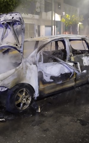 Estalló un auto tras un fuerte impacto en el Carril Godoy Cruz