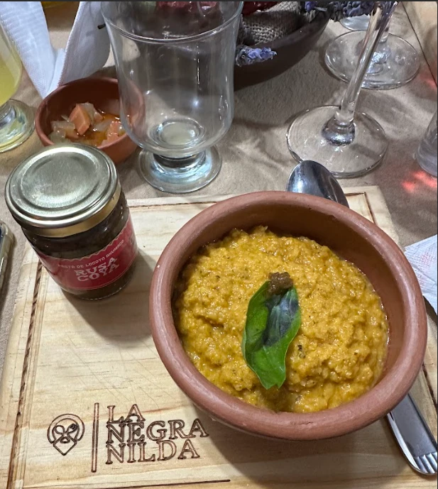 Tres emprendedoras en una experiencia gastronómica con "Tarot Picante"