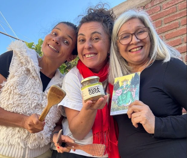Tres emprendedoras en una experiencia gastronómica con "Tarot Picante"