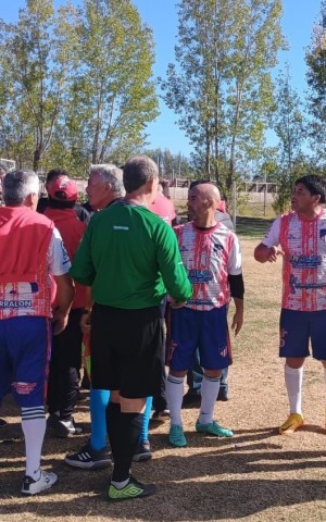 Baterías Rodeo y Gutiérrez pugnan palmo a palmo en el Senior de Maipú