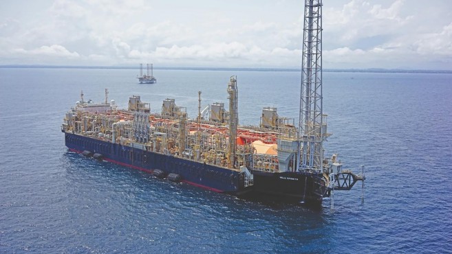YPF y Eni sellan acuerdo clave para avanzar en la tercera fase de Argentina LNG