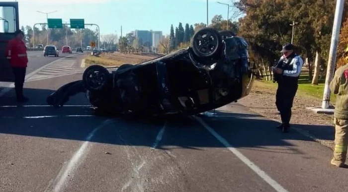 Grave accidente en el Acceso Este: dos vehículos volcaron y hay cuatro heridos