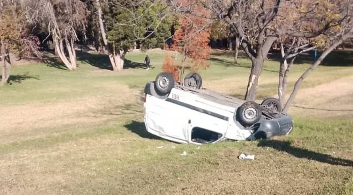 Grave accidente en el Acceso Este: dos vehículos volcaron y hay cuatro heridos