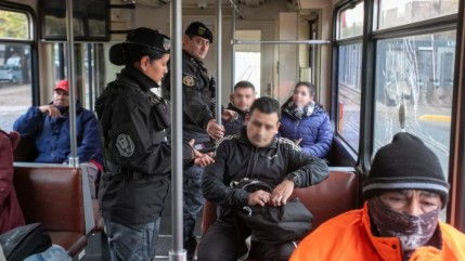 Policías en andenes, control biométrico y monitoreo 24/7: así se cuida el Metrotranvía