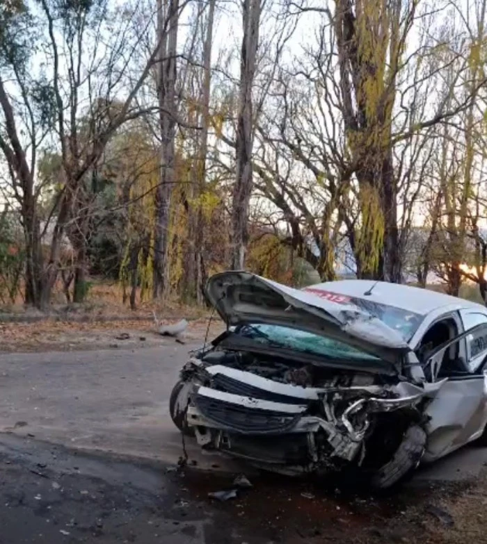 Violento choque frontal entre dos vehículos dejó a sus conductores en grave estado 