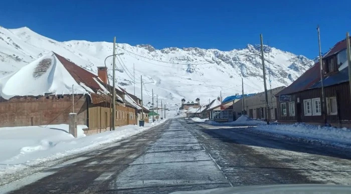 Anunciaron que el Paso Cristo Redentor seguirá cerrado por nevadas, frío extremo y hielo en la calzada