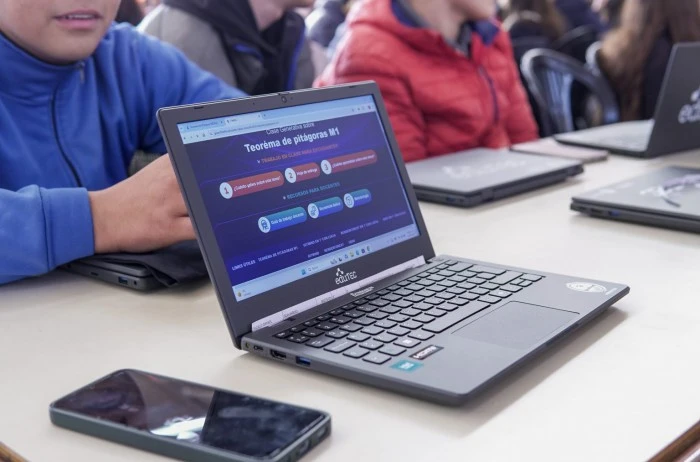 "No es un lujo, es una urgencia", señaló Méndez, haciendo referencia al acceso a la tecnología en escuelas públicas