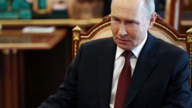 Putin declara tregua de Pascua en Ucrania, pero Kiev denuncia ataques simultáneos