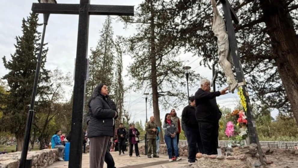   Pese al mal tiempo cientos de fieles participaron del Vía Crucis al Calvario