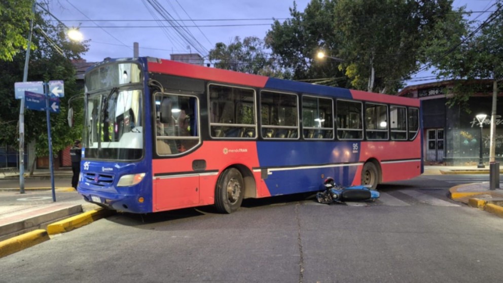 Un motociclista fue embestido por un colectivo en Godoy Cruz