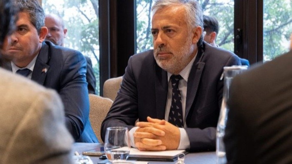 Cornejo inició una misión en Francia e Inglaterra para potenciar la vitivinicultura 