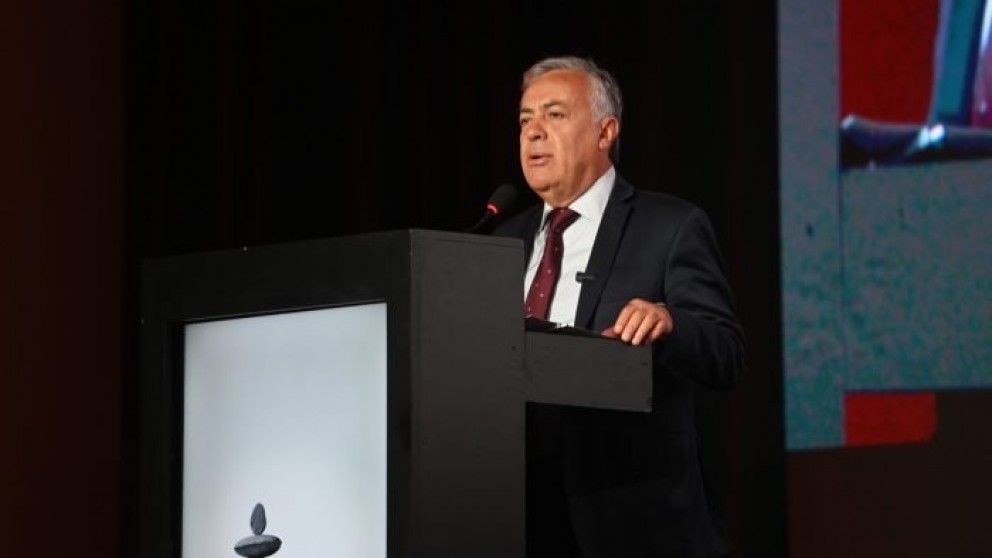 Cornejo comenzó una misión en Francia e Inglaterra para potenciar la vitivinicultura