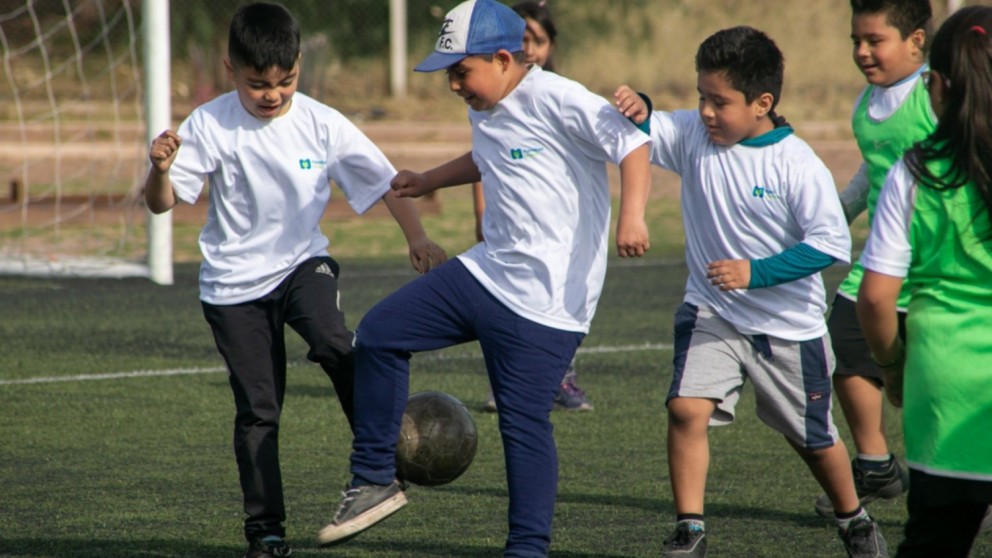 La escuela socio educativa de fútbol mixto inauguró temporada en la UNCuyo